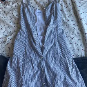 En vintage klänning från Calvin Klein som ej använts mer än tre gånger. Den är i super bra skick och perfekt till sommaren. Nypris var 2700kr. Mitt pris är 1300 men kan diskutera! 🩷