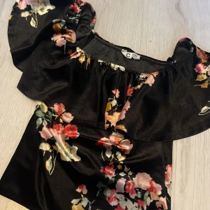 Från Cubus  - Super fin! Storlek 146/152. Men skulle säga att den sitter som s. Jag är s/m jag kan ha den. 