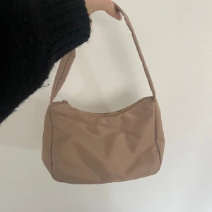 Två väskor - säljs separat! - Två söta handväskor som inte kommer till användning! Säljs separat för 100 kr st eller båda för 170!