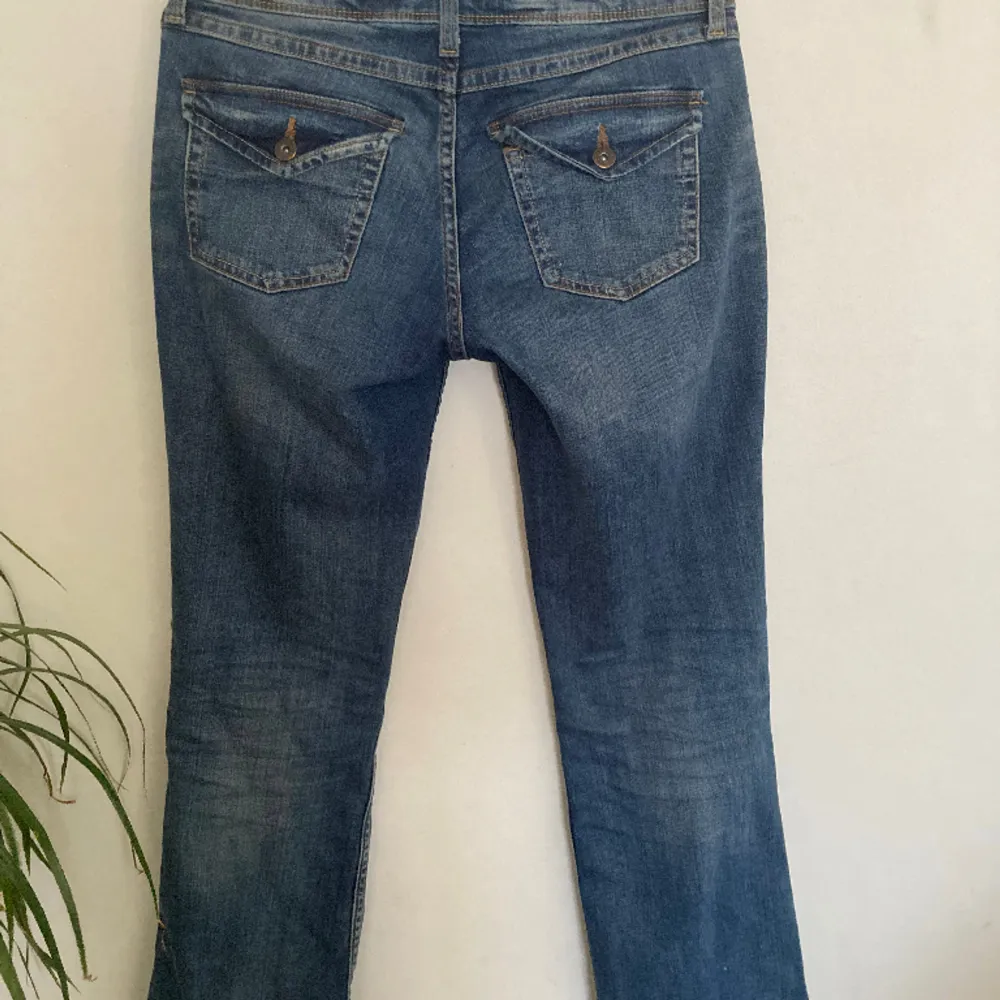 Blåa jeans köpta på hm, använd fåtal gånger. Nypris 250kr💞. Jeans & Byxor.