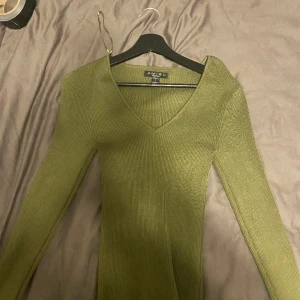 Tight green top - Jättesnygg stretchig tight långärmad tröja. Storlek L men passar mer som M eller S beroende på byststorlek. Endast använd en gång så i väldigt nytt och bra skick.