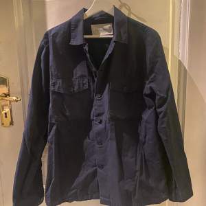 Säljer denna Overshirt som är perfekt till våren, Storleken är M och den är mörk blå i färgen. Den kommer från A Days March och ligger på 1100 nypris, knappast använd och iprincip helt ny. Hör av er vid frågor, pris ej hugget i sten🧱🗡️