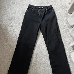 Säljer mina svarta jeans från Nakd💕 Nyskick och perfekt för långa tjejer😍