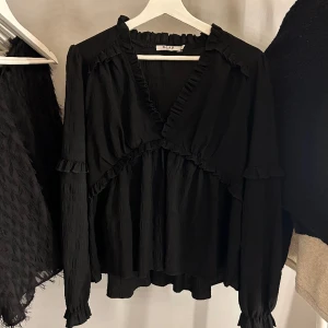 Blus - Så snygg blus som nästan aldrig är använd. Passar till allt och är helt slutsåld på hemsidan💓