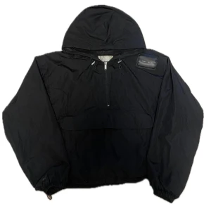 Heliot Emil AW19 Pullover - Heliot Emil jacka som går att vända ut och in så att det blir en liten duffelbag. Baggy fit, lite croppad med större armar.  Lite ytligt smuts som kommer tas bort innan jackan skickas iväg. 