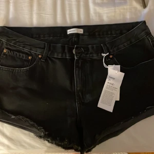 Svarta skjorts  - Svarta skjorts från Gina, helt nya, aldrig använda. Lågmidjade är dom 