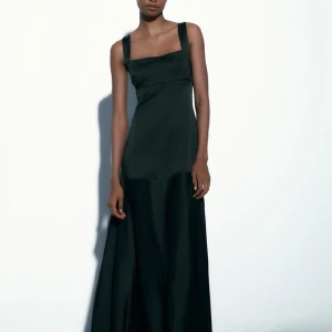 Zara  - Klänning i siden, helt ny med prislappen på. Passar xs och s