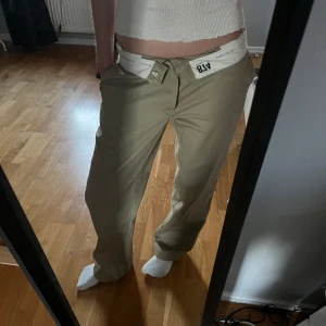 Dickies byxor - Säljer dessa skitcoola dickies-byxor, storlek W30/L32, passar bra på mig som vanligvis har storlek 36 i byxor och är 172 cm lång. De är använd endast ca 2 gånger, nypris 749:-