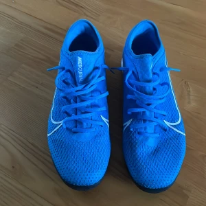 Inomhus fotbollsskor - Blåa Nike inomhusskor. Främst för fotboll men fungerar till alla möjliga aktiviteter inomhus. Använda någon enstaka gång. Storlek 46 