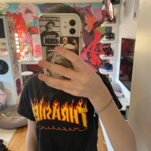 Trasher tröja  - Svart trasher tröja som jag inte använder längre, den är använd flertal gånger och köpte den för ca 3 år sedan! Det är lite sprickor i texten (se bild 3) köpte för 500 och säljer nu för 200! Pris kan diskuteras 