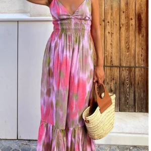 Zara sommar klänning  - Säljer en helt oanvönd zara klänning. Med prislapp. Köpt för 700kr☺️❤️