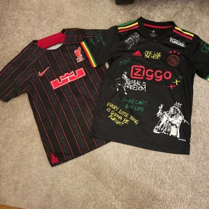 Liverpool och Ajax tröja paketpris  - Har redan två separata inlägg men tänkte lägga ut ett paketpris med. Båda tröjorna är storlek M. Tveka inte på att fråga om ni har frågor!