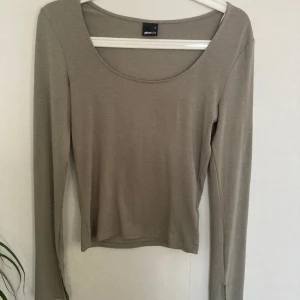 Ljusgrön tröja ifrån Gina tricot  - Säljer dennna ljusgröna tröja med slits vid slutet av armen. Använd en gång, nypris 200kr💓