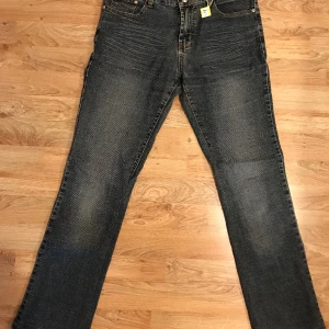 Mörkblå jeans  - Snygga jeans nästan grå-blå . Total längd 98cm midjan 38cm . 