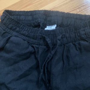 Linnebyxor - Svarta, raka i benen. Säljer pgr av att de är för stora