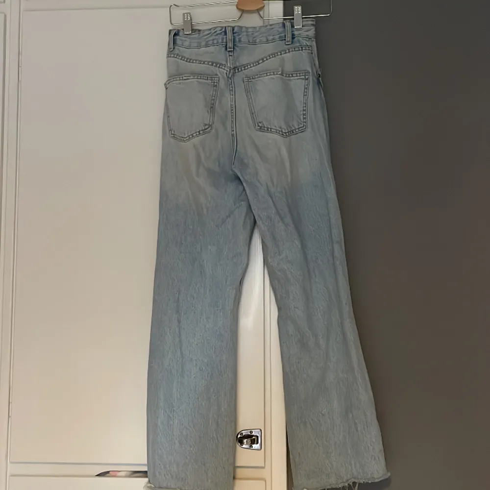 Snygga jeans i fin ljusblå färg, storlek 34. Skönt material. . Jeans & Byxor.