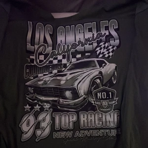 Långärmad tröja - Jag säljer nu denna tröja då den var Förstor för mig. Aldrig använd ändast testad. Storlek Small ifrån SHEIN 