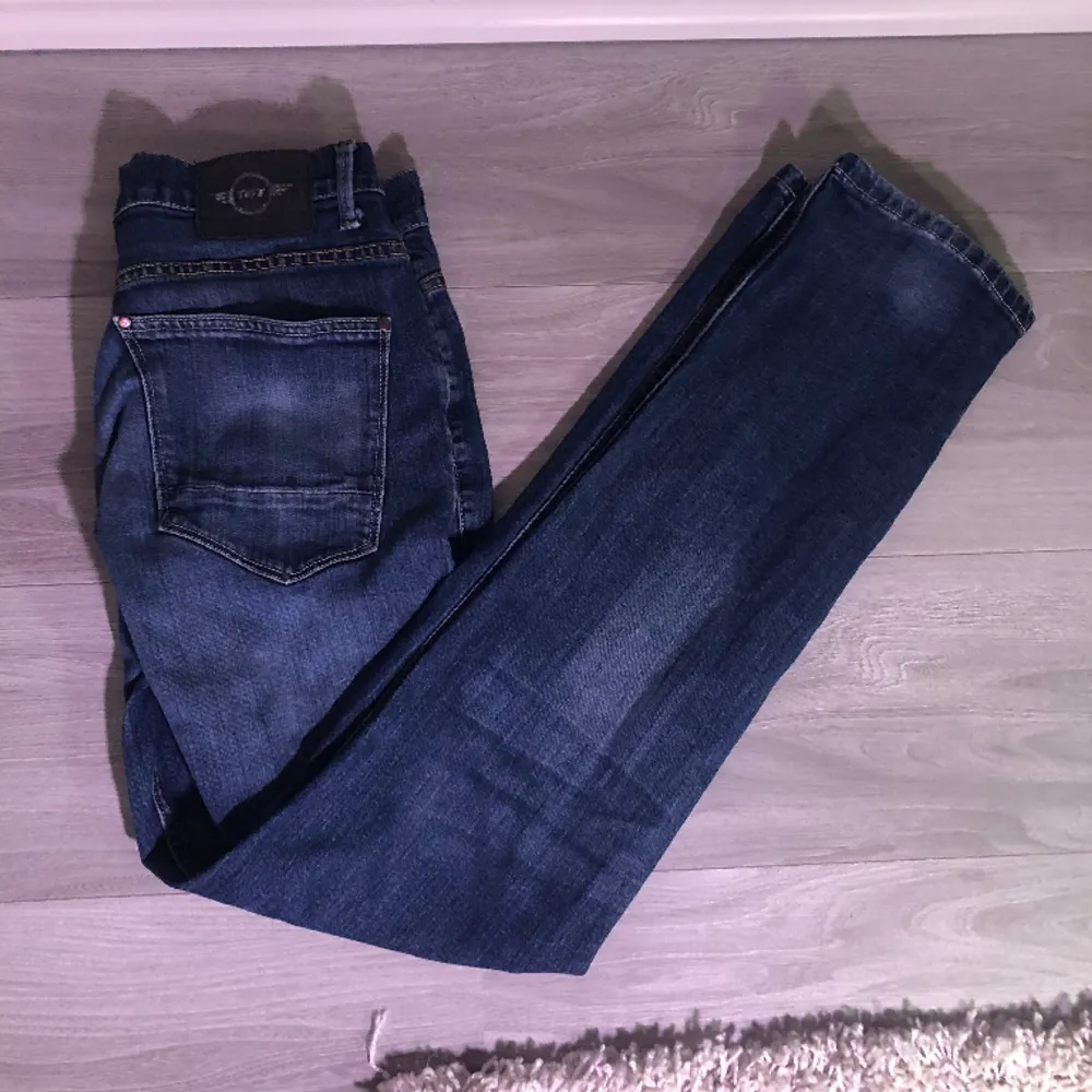 Säljer ett par snygga jeans. Modellen är cirka 180. Hör av er om ni har några frågor😀. Jeans & Byxor.