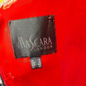 Balklänning - Balklänning använd vid ett tillfälle.  Storlek 44, men är insydd. (Snarare stl 42/40)  Runt magen - 78 cm Runt bysten - 87 cm  Passar mig som är 170 lång.  Köpare står för frakt Mer bilder finns