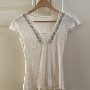 Blus - Säljer en unik t-shirt/blus. Vet tyvärr inte vart den är ifrån. Inga defekter! Skulle säga storlek Xs/S.  SKRIV INNAN NI KÖPER❗️❗️💋