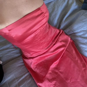 Pangklänning - Rosa klänning i silkigt material. Vet inte om den räknas som vintage men den är nog några år på nacken. Man kan ha den med axelband, eller välja att ta av dem. Den är fodrad så sitter fint.