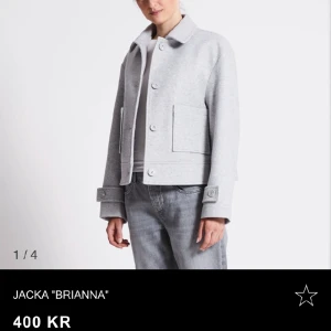 Kappa - Grå kappa från lager 157! Köpte den i höstas men jag har inte använt den så mycket så därför väljer jag att sälja den istället!