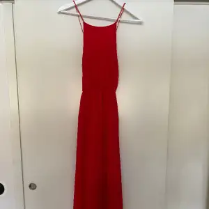 Röd långklänning, köpt på bubbleroom. I fint skick❤️