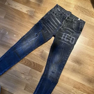Dsquared2 jeans  - Vill ej ha länge har inget använde till dom är i bra passar bra är ganska nya  pris kan ändras 