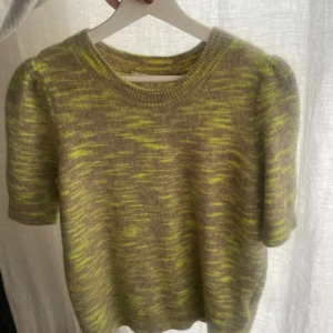 Stickad t-shirt från COS - Som ny. Liten i stl skulle säga att det snarare är en M/S