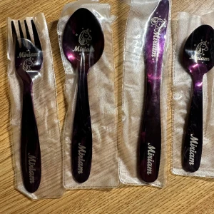Bestick set  - Graverat bestick set med namn Miriam och enhörning. Ett stor sked, gaffel, kniv och liten sked. Riktiga bestick- inte plast för leka.  Barn storlek. Perfekt som present.  Kommer med lådan.  Nytt och oanvänd. 
