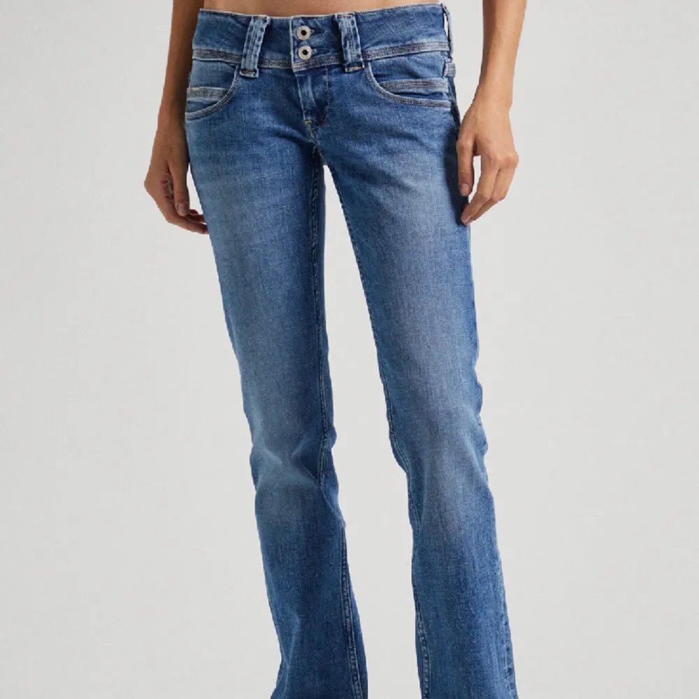 säljer mina super snygga jätte lågmidjade pepe jeans. de är köpta för ungefär 1200kr och de är nästan helt slutsålda. midjemåttet är runt 16cm rakt över och innerbenslängden är 31cm. Jeans & Byxor.