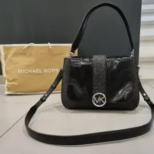 Väska från Michael Kors i nyskick,  nypris runt 3500kr