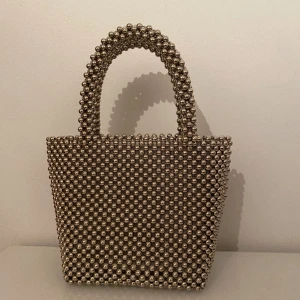 Handväska - Fin pärl-handväska, endast använd en gång.