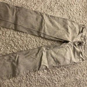 gråa low waist jeans - gråa low waist jeans från gina tricot, använd fåtal gånger, storlek 38, super fina