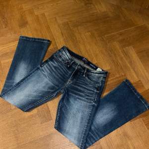 Trendiga lågmidjade jeans från Crocker i modellen Pep boot.💙 Storlek 28/31. Använda cirka 3 gånger.  