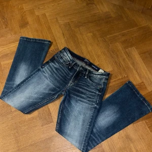 Crocker jeans  - Trendiga lågmidjade jeans från Crocker i modellen Pep boot.💙 Storlek 28/31. Använda cirka 3 gånger.  