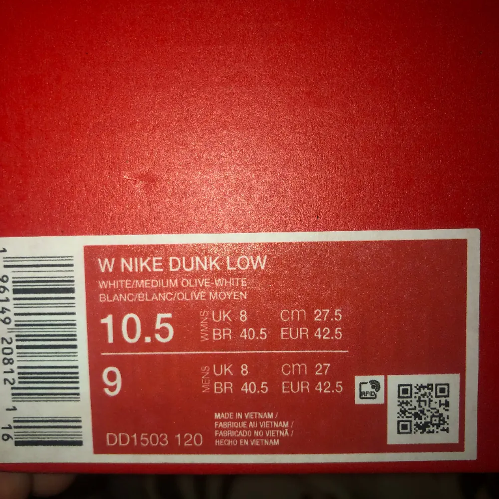 HELT OANVÄNDA!!! Helt oanvända Nike dunks i white/olive strl 42.5 Säljer pga för små Nypris: 1350. Skor.