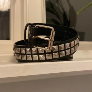 Skärp med nitar - Coolt skärp med nitar! Knappt använt💕 Lite drygt en meter långt. Man kan såklart justera) Passar alla med xs/s     (Nitarna är i hård plast)