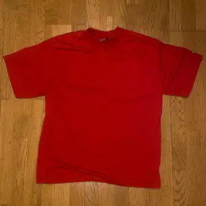 Snygg röd tshirt från craft som sitter assnyggt. Den sitter lite tajtare på mig eftersom den är lite mindre men även det är snyggt. Om du vill köpa fler tshirtar kan du köpa flera av mig så kan vi säkert lösa bättre pris!!