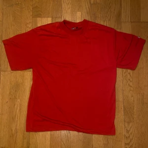 Snygg röd tshirt - Snygg röd tshirt från craft som sitter assnyggt. Den sitter lite tajtare på mig eftersom den är lite mindre men även det är snyggt. Om du vill köpa fler tshirtar kan du köpa flera av mig så kan vi säkert lösa bättre pris!!