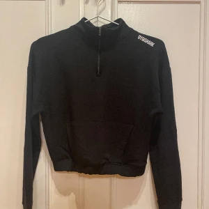 Gymshark zip-up - Svart zip-up från Gymshark i stl XS. Använd fåtal gånger.