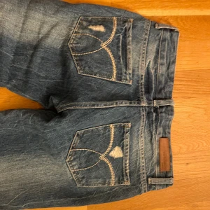 Coola jeans  - Så fina jeans säljer för dem inte passar mig skriv om ni jag frågor. (Det är som riv saker nere vid benen det är en del i designen på jeansen)