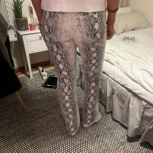 Mönstrade byxor  - Mönstrade byxor, midwaist 