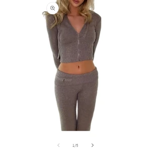 Catania set - Säljer detta trendiga o skit snygga gråa set från Catania club. Nästan som nytt, andvänt 1-2 gånger. Nypris 1500kr. Skriv om du är intresserad eller om du har några frågor💞