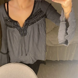 Blus - Säljer denna super fina blus säljer då jag behöver plats i garderoben 💕