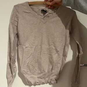 Långärmad tröja  - Inte använd mycket, liten i storleken 