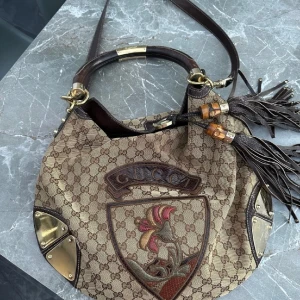 Vintage Gucci Hobo väska - Gucci väska som jag har använt sparsamt. Inga slitage lukt eller fläckar, dock så har två guldplattor på baksidan lossnat. Men inget stör. Givetvis äkta då serienumret i väskan kan bekräfta äktheten. För mer info och bilder skriv gärna.  