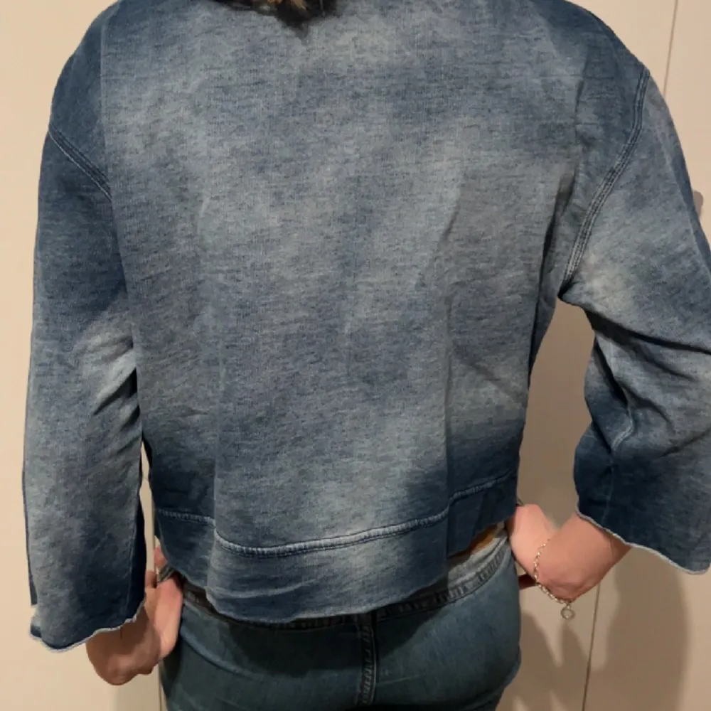 Säljer min unika trekvarts ärmade Cheap Monday sweatshirt då den inte kommer till användning! Den har ett tie-dye liknande mönster!💞. Tröjor & Koftor.