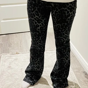 Leopard jeans - Dessa trendiga Calzedonia jeans säljer jag nu! Det är ett par super snygga svarta leopard flare jeans. Jeansen är helt nya och oanvända🤍