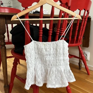 Söt topp - Söt topp köpt 2021 från Oysho. Har två fläckar därmed priset. Jag är 160!